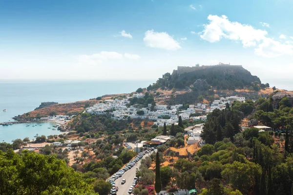 Vista panorâmica da cidade velha de Lindos, na Grécia, com a acrópole no topo da colina. — Fotografia de Stock