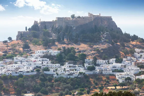 Vista panorâmica da cidade velha de Lindos, na Grécia, com a acrópole no topo da colina. — Fotografia de Stock