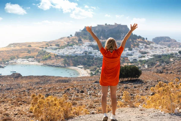 Блондинка смотрит на панораму Линдоса на острове Родос, Греция — стоковое фото
