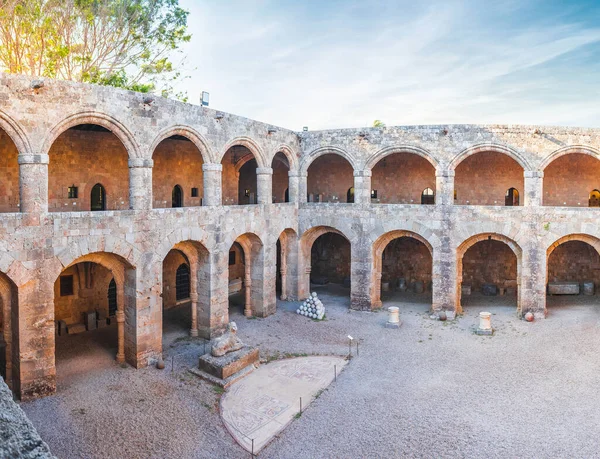 El patio del museo arqueológico en la isla de Rodas. Casco antiguo de Rodas, Grecia — Foto de Stock