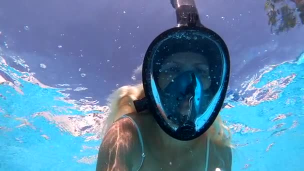 Rallentatore HD video di una donna in una monomaschera immersioni nel mare turchese — Video Stock