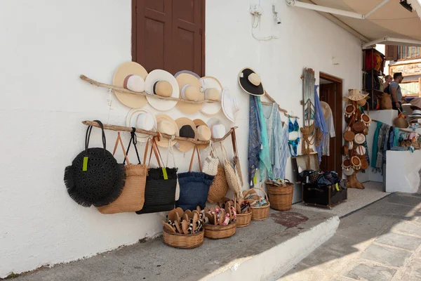 Traditionelle Straßen von Lindos mit verschiedenen kleinen Geschäften, Rhodos, Griechenland — Stockfoto