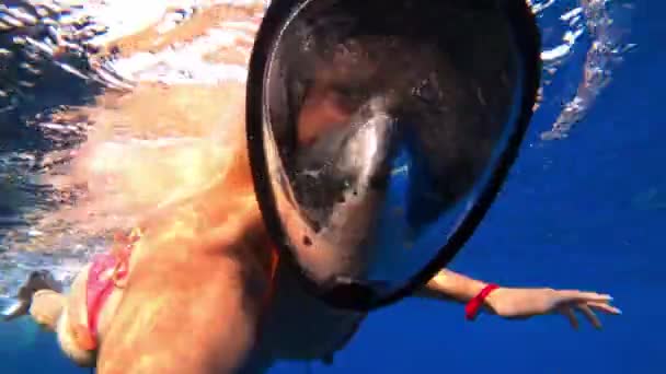 ターコイズブルーの海でのモノマスクダイビングの女性の4kビデオ — ストック動画