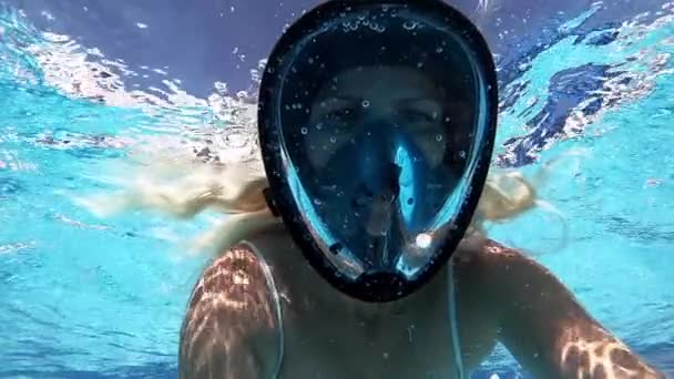 Slow motion HD video van een vrouw in een monomasker duiken in de turquoise zee — Stockvideo