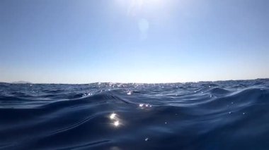 Sualtı kamerası, Mısır 'ın derinliklerine, Kızıl Deniz' e dalıyor. hd video