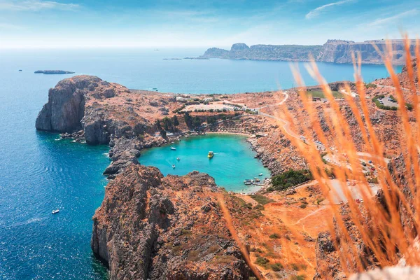 Panorama de la playa secreta en la ciudad de Lindos de la Acrópolis, isla de Rodas, Grecia — Foto de Stock