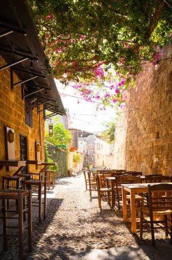 Yunanistan 'ın Rodos adasında güzel otantik bir cadde.
