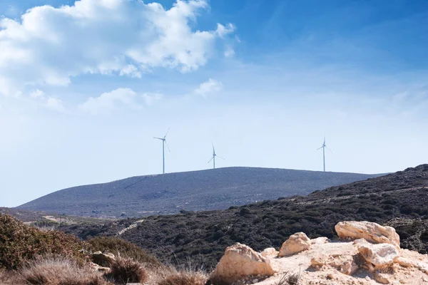 Les éoliennes se dressent au sommet d'une montagne — Photo