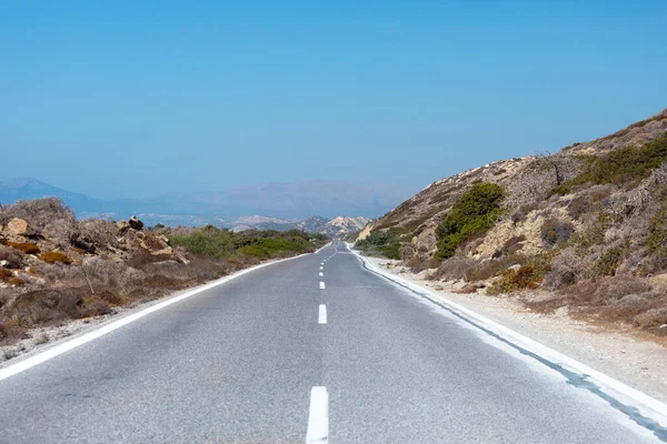 Asfalto strada in campagna, isola di Rodos, Grecia — Foto Stock