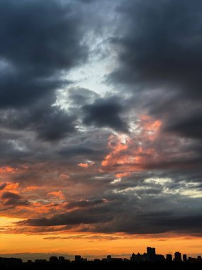 Alçak bulutlu güzel gün batımı gökyüzü