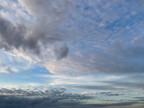 Céu lindo por do sol com nuvens baixas — Fotografia de Stock