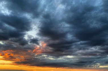 Alçak bulutlu güzel gün batımı gökyüzü