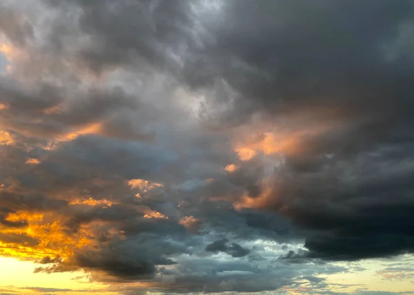 Céu lindo por do sol com nuvens baixas — Fotografia de Stock