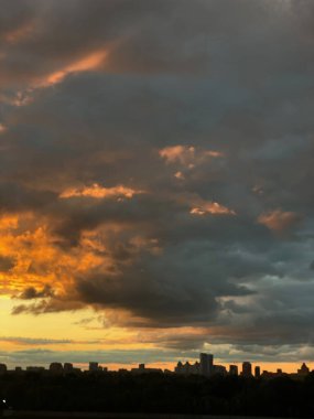 Alçak bulutlu güzel gün batımı gökyüzü