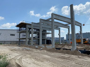 Bir kamu binasının eski beton yapıları. 