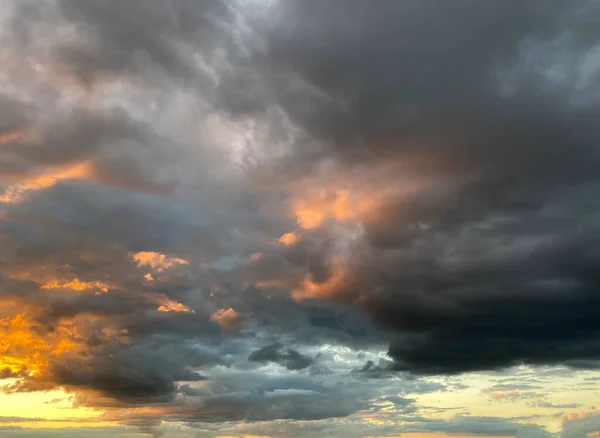 Céu lindo por do sol com nuvens baixas — Fotografia de Stock