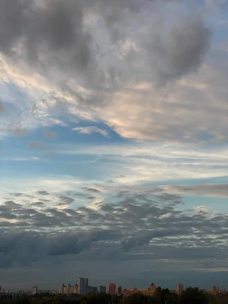 Céu lindo por do sol com nuvens baixas — Fotografia de Stock