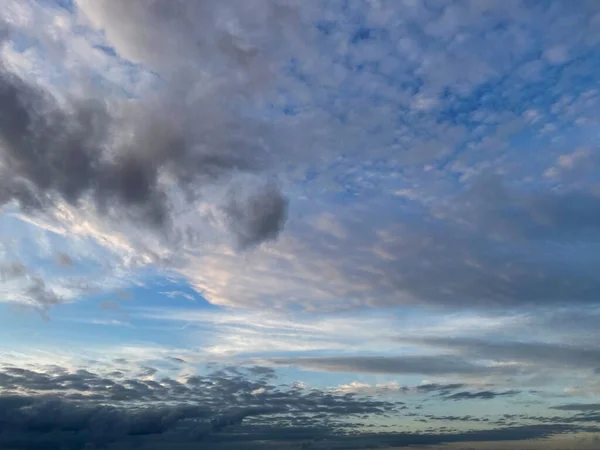 Piękne niebo zachodu słońca z niskimi chmurami — Zdjęcie stockowe
