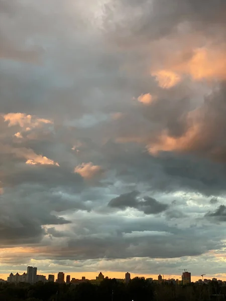 Schöner Himmel bei Sonnenuntergang mit niedrigen Wolken — Stockfoto
