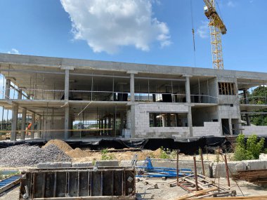 Bir kamu binasının inşaatı. İnşaat süreci