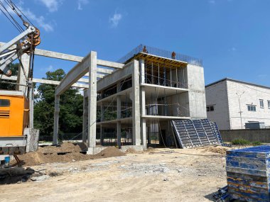 Bir kamu binasının eski beton yapıları. 