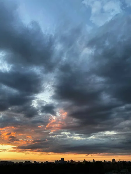 Krásné zapadající nebe s nízkými mraky — Stock fotografie
