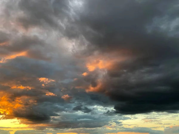 Céu lindo por do sol com nuvens baixas — Fotografia de Stock