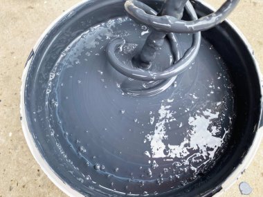 Boya karıştırmak için mikser yapıyorum. Karıştırma süreci