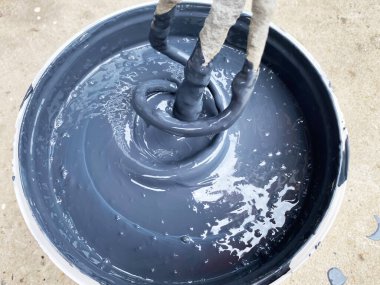 Boya karıştırmak için mikser yapıyorum. Karıştırma süreci