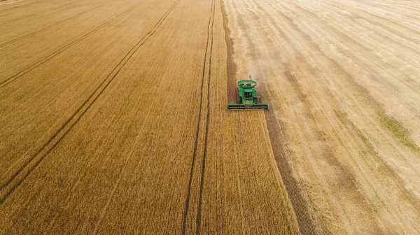 Vue aérienne combiner la récolte de la moissonneuse sur le terrain — Photo