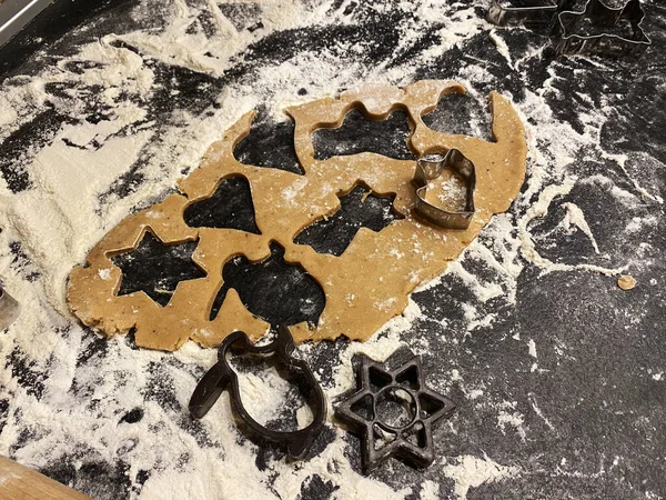 El proceso de elaboración de galletas de jengibre con moldes para Pascua — Foto de Stock