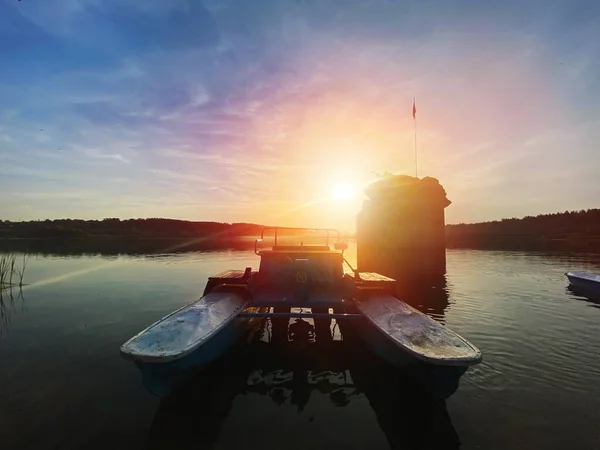 Bellissimo paesaggio al tramonto con un lago e un catamarano — Foto Stock