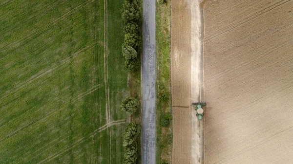 Widok z lotu ptaka kombajn zbożowy na polu — Zdjęcie stockowe
