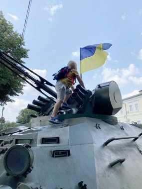 Çocuk, parktaki askeri bir tesiste oynuyor.