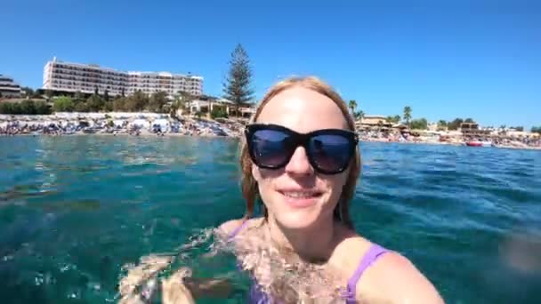 4k镜头，一个女人在一个充气环上漂浮在海里 — 图库视频影像