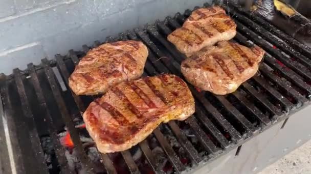 Vařím telecí steaky na grilu. Žebírko na uhlících — Stock video