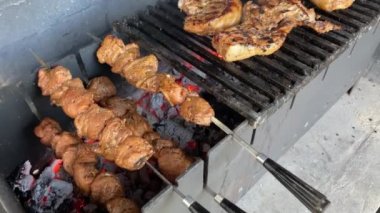 Kömürün üstünde ızgarada kızartılmış domuz kebabı.