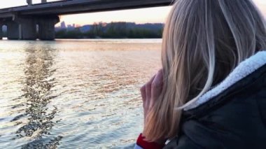 genç kadın cep telefonundan söz