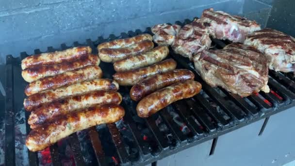 Gotowanie kiełbasy na grillu i mięsa — Wideo stockowe