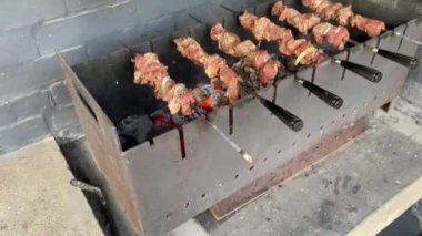 Kömürün üstünde ızgarada kızartılmış domuz kebabı.