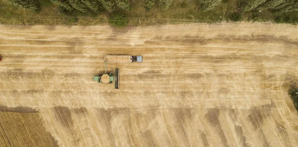 空中景观结合了田间收割机的收获 — 图库照片