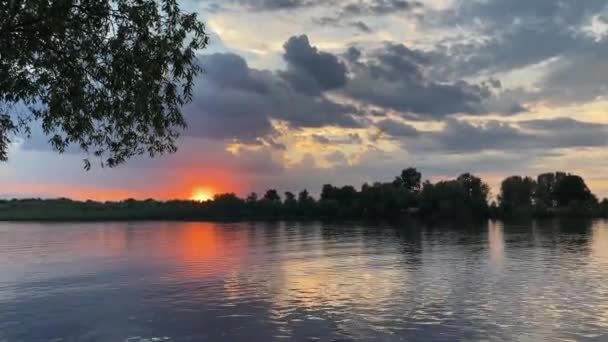 Flodbilder med vacker solnedgång himmel — Stockvideo