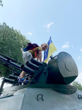 Çocuk, parktaki askeri bir tesiste oynuyor.