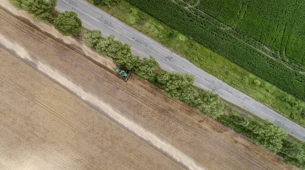 Aerial view combineer oogsten op het veld — Stockfoto