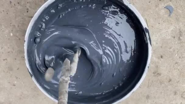 Mischen von Pigmenten in weißer Farbe mit einem Mixer — Stockvideo