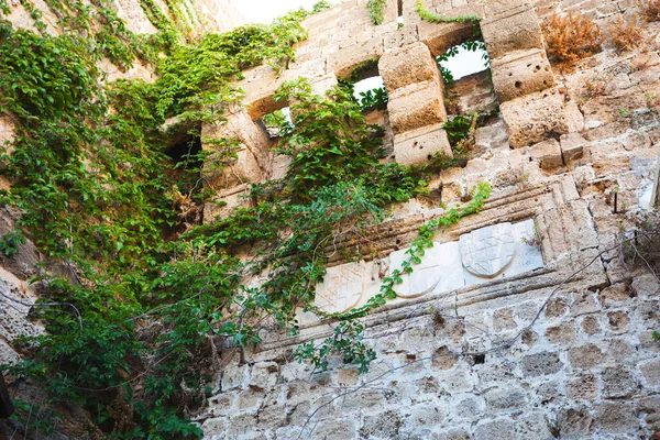 Fragment of the wall in the old town of Rhodes, Greece — стоковое фото