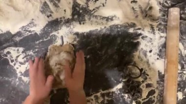 Paskalya için küflü zencefilli kurabiye yapma süreci