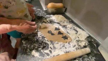 Paskalya için küflü zencefilli kurabiye yapma süreci