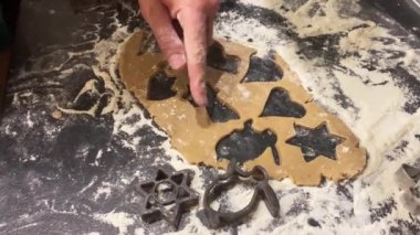 Paskalya için küflü zencefilli kurabiye yapma süreci