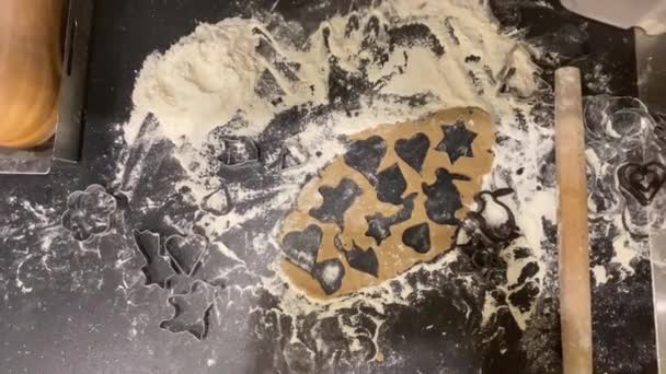 El proceso de elaboración de galletas de jengibre con moldes para Pascua — Vídeos de Stock